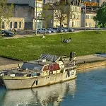 Charming Riverside Retreat: Couples' Patio Haven Angouleme