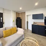 Apartment Charming Riverside Retreat: Couples' Patio Haven Angouleme