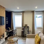 Apartment Charming Riverside Retreat: Couples' Patio Haven *
