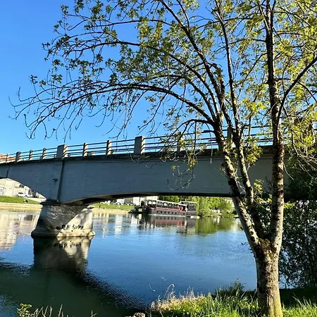 דירה Louerangouleme - Ideal Couples & Pro - Patio Exterieur- Proche Centre Et Gare - Promenade Au Bord De La Charente - Parking A Proximite - Wifi Tres Debit - Equipement Premium -netflix אנגולם