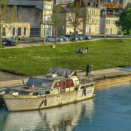 Louerangouleme - Ideal Couples & Pro - Patio Exterieur- Proche Centre Et Gare - Promenade Au Bord De La Charente - Parking A Proximite - Wifi Tres Debit - Equipement Premium -netflix אנגולם