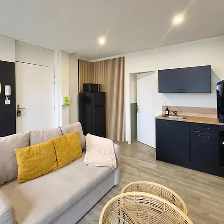 דירה Louerangouleme - Ideal Couples & Pro - Patio Exterieur- Proche Centre Et Gare - Promenade Au Bord De La Charente - Parking A Proximite - Wifi Tres Debit - Equipement Premium -netflix אנגולם
