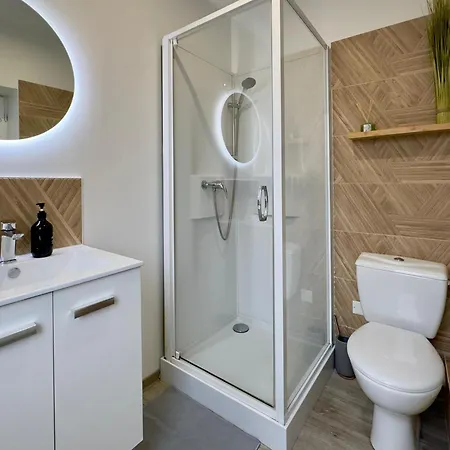 Louerangouleme - Ideal Couples & Pro - Patio Exterieur- Proche Centre Et Gare - Promenade Au Bord De La Charente - Parking A Proximite - Wifi Tres Debit - Equipement Premium -netflix אנגולם